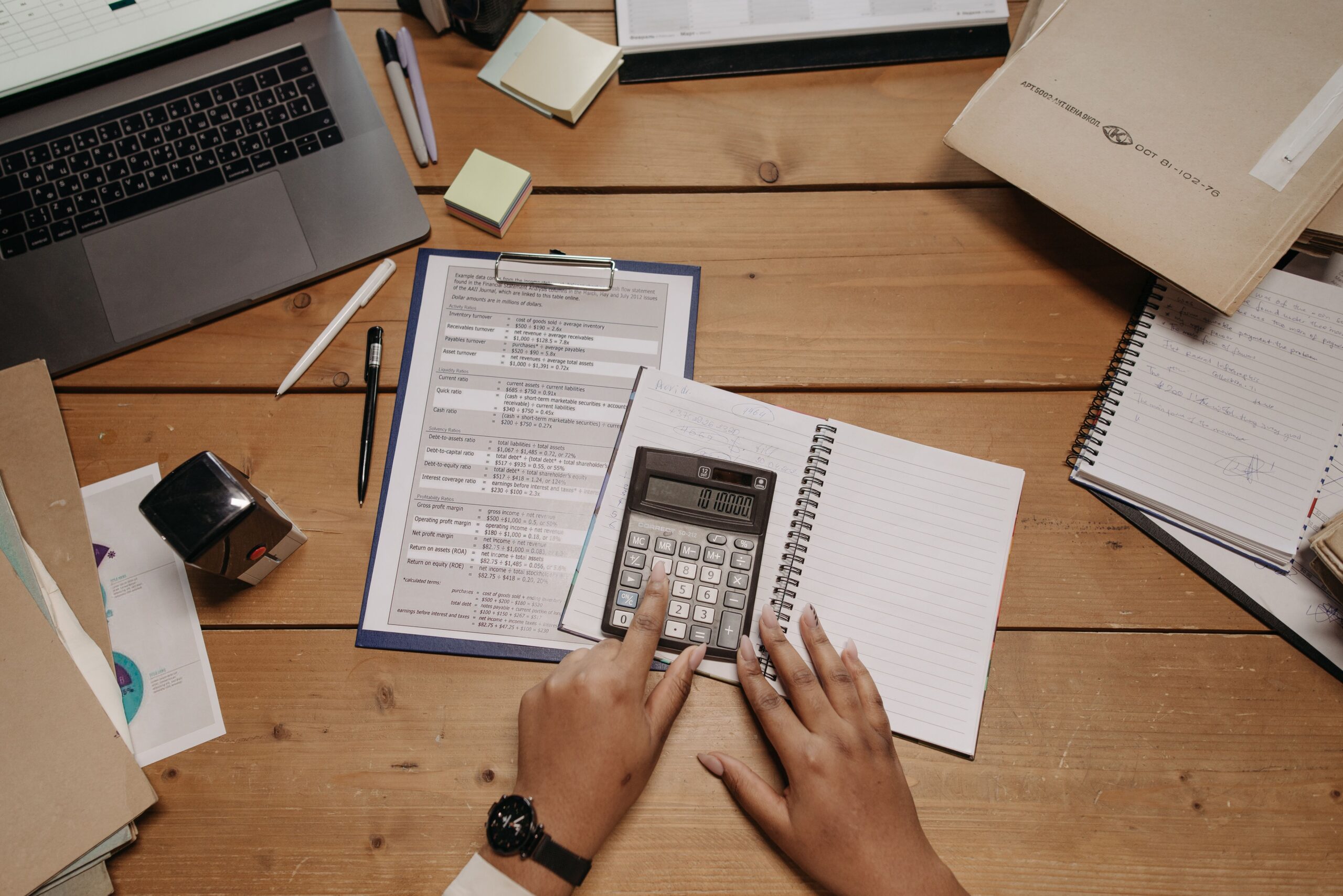 Asesor fiscal reviewing salary and dividend tax planning with a company owner in Spain