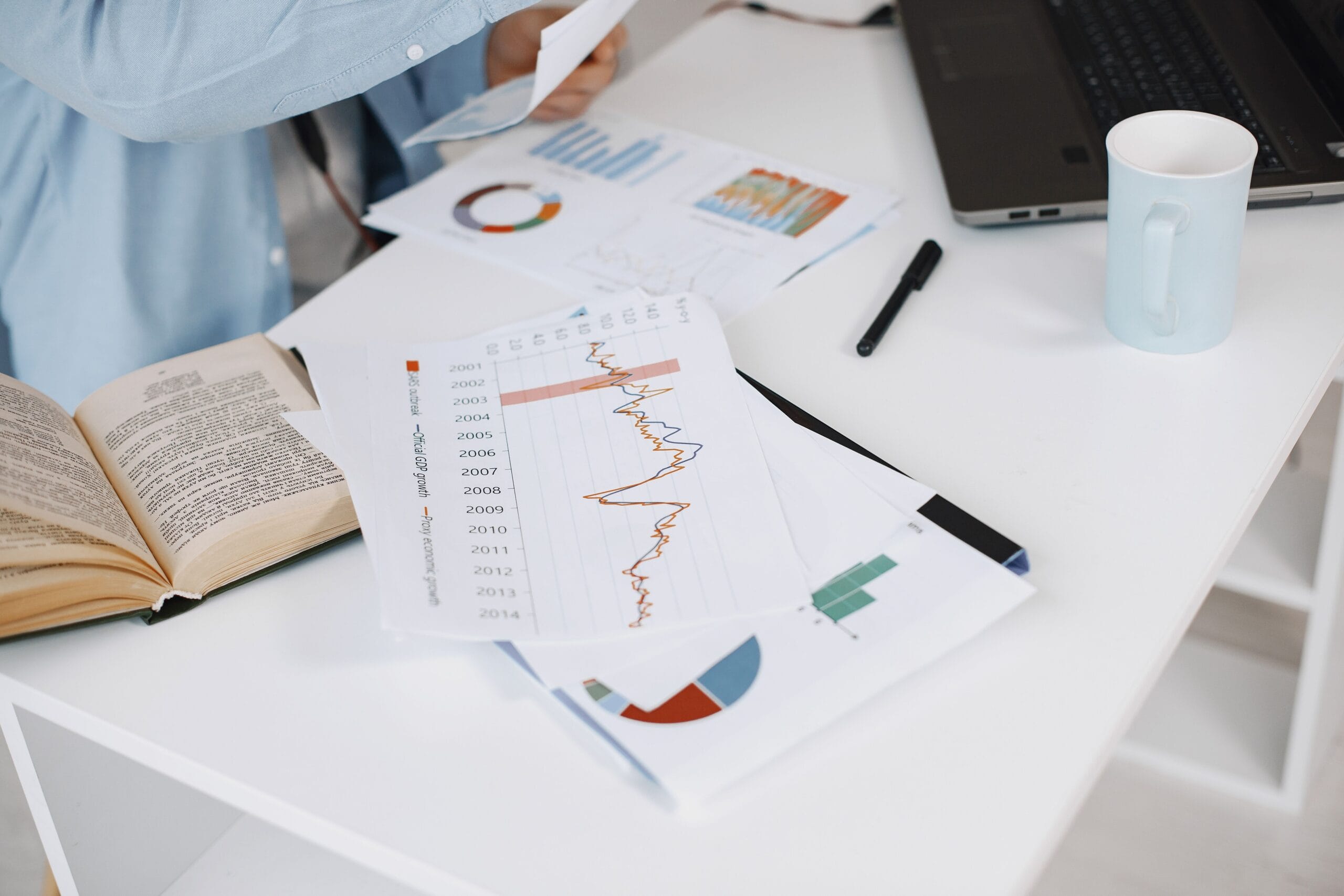 Wealth planning adviser reviewing a client's assets and net worth in Spain